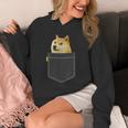ドージコイン 胸ポケットの中にクリプト ミーム ドッグミーム ロゴ ドージコイン Hoodie
