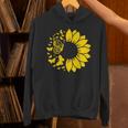 ひまわりと蝶のシルエット、自然の調和。 パーカー