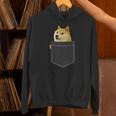 ドージコイン 胸ポケットの中にクリプト ミーム ドッグミーム ロゴ ドージコイン Hoodie