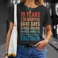 19年目の記念日 彼 彼女 カップル 19回目の結婚 Tシャツ 彼女への贈り物