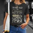 62 歳の誕生日、1963 年以来、クラシックカー、62 歳 Tシャツ 彼女への贈り物