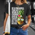 Be A Pineapple Wear A Crownweet Inside アロハ・ハワイパイナップル Tシャツ 彼女への贈り物