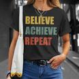 Believe Achieve Repeat Motivational Ambition Inspiration Tシャツ 彼女への贈り物