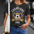 Champion Are Born In May フットボール サッカーボール 誕生日プレゼント 長袖tシャツ Tシャツ 彼女への贈り物