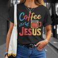 Coffee And Jesus Awesome Christian Caffeine Lover Church Tシャツ 彼女への贈り物