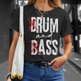Drum And Bass Rum And Ass Tシャツ 彼女への贈り物