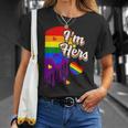 I'm Hers &He's Mine 虹のハート Lgbtq プライド デザイン Tシャツ 彼女への贈り物