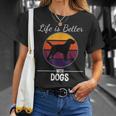 Laida Es Mejor Con Perros Cerca Para Los Amantes Y Dueños Camiseta unisex Regalos para ella