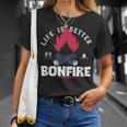 Life Is Better By The Bonfire キャンプファイヤー キャンプ アウトドア ハイカー Tシャツ 彼女への贈り物