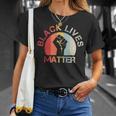 Lives Matter Raised Fist Retrointage No Racism Tシャツ 彼女への贈り物