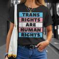 Los Derechos Transon Derechos Humanos Protegen El Orgullo De La Bandera Trans In Mangas Camiseta unisex Regalos para ella