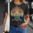 Lyra Cute Retro Girls Groovy Lyra Personalized Name 長袖tシャツ Tシャツ 彼女への贈り物
