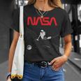 Nasaの宇宙飛行士の掃除機の星のワームのロゴが面白い Tシャツ 彼女への贈り物