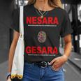 Nesara Gesara、赤い文字。 Tシャツ 彼女への贈り物