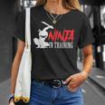 Ninja In Training 面白い忍者誕生日ギフト 男性 女性 子供 Tシャツ 彼女への贈り物