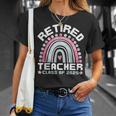 Retired Teacher Class Of 2025 Rainbow Retro Graduation Tシャツ 彼女への贈り物