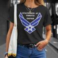 Stationed At Yokota Japan 日本 キャンプ 横田 よこた での任務のツアー Tシャツ 彼女への贈り物