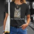 お腹が痛い面白い猫のミーム Tシャツ 彼女への贈り物