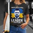 これが本当のリーダーがzelenskyをサポートしているように見えるものです。 Tシャツ 彼女への贈り物
