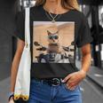 アラビア砂漠でサングラスをかけた猫、ドバイにマッチ。 Tシャツ 彼女への贈り物