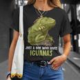 イグアナ・イグアナが大好きな男の子だけ。 Tシャツ 彼女への贈り物