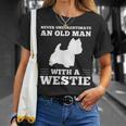 ウェスティ・ドッグを飼っている老人を決して過小評価しないでください Tシャツ 彼女への贈り物