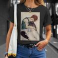 エゴン・シーレ作「膝を曲げた座る女」1917 Tシャツ 彼女への贈り物