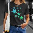 カラフルなグリーンブルーの星、星柄デザイン。 Tシャツ 彼女への贈り物