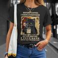 コーヒーの前にみんな嫌いな黒猫がコーヒーを飲む Tシャツ 彼女への贈り物