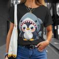 サメのコスチュームを着た面白いペンギン Tシャツ 彼女への贈り物