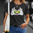 ハートを形作る漫画の手 ミャンマー国旗 Tシャツ 彼女への贈り物