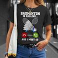 バドミントンが呼んでいる、私は行かなければならないラケットバドミントン選手badminton Tシャツ 彼女への贈り物