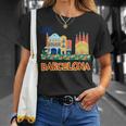 バルセロナの象徴的な建物とサグラダファミリア カラフル Tシャツ 彼女への贈り物