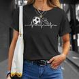 パルスとサッカーボールで赤のハートビート Tシャツ 彼女への贈り物