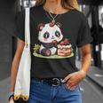 パンダを食べるストロベリーケーキ Tシャツ 彼女への贈り物
