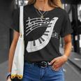 ピアノの鍵盤・音符・楽器ピアノ Tシャツ 彼女への贈り物