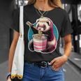 フェレットの飼い主かわいいカワイイアニメフェレットがラーメン丼シャツを食べる Tシャツ 彼女への贈り物