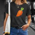 ポケットに入ったニンジン野菜、胸に面白いフルーツニンジン。 Tシャツ 彼女への贈り物