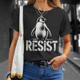 レジスト ペンギン アクティビズム ティー ペンギン 抗議 関税 Tシャツ 彼女への贈り物