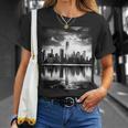 反射写真付き都市のモノクロ写真 Tシャツ 彼女への贈り物