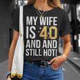 妻 40歳 誕生日プレゼント 妻は40歳でまだ暑い Tシャツ 彼女への贈り物