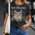 待ってよヤギの愚かな猫のミーム Tシャツ 彼女への贈り物