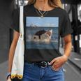 猫を噛むサメの面白いアートと猫好きの面白い猫とサメ。 Tシャツ 彼女への贈り物
