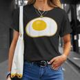 目玉焼き 漫画 カワイイ オタク ブランチ 料理 面白い Tシャツ 彼女への贈り物