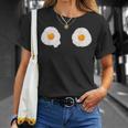 目玉焼きおっぱいビキニ卵おかしいハロウィンコスチューム Tシャツ 彼女への贈り物
