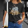眠っているかわいい怠け者ナマケモノ ベビーコアラ ママベア昼寝 Tシャツ 彼女への贈り物