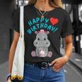 誕生日おめでとうギフト かわいいカバが彼女の誕生日を祝います Tシャツ 彼女への贈り物
