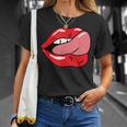 赤い唇を舐めるロックンロールグラフィック。 Tシャツ 彼女への贈り物