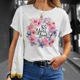 85年間愛されている 85歳の誕生日 花のリースと蝶 Tシャツ 彼女への贈り物