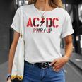 AcDcロックミュージックバンドpwrupフォトロゴ。 Tシャツ 彼女への贈り物